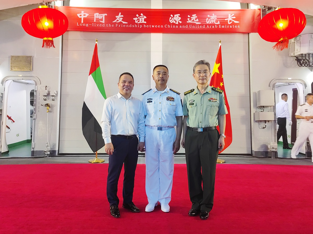 与海军军官合影.jpg